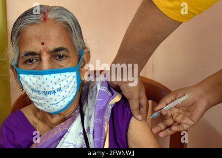 Kalkutta, Indien. Mai 2021. Eine Frau erhält während der Sperrzeit in Kalkutta eine zweite Dosis Covishield (Covid-19-Impfstoff) in einem Gesundheitszentrum der westbengalen Regierung. (Foto von Sudipta das/Pacific Press) Quelle: Pacific Press Media Production Corp./Alamy Live News Stockfoto