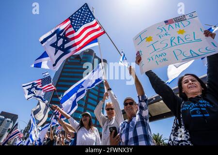 Los Angeles, Usa. Mai 2021. In Los Angeles nehmen Menschen an einer pro-israelischen Kundgebung und einem Protest gegen den Antisemitismus Teil.nach 11 Tagen Krieg stimmten Israel und die Hamas einem Waffenstillstand zu. Die Hamas hat mehr als 4,000 Raketen auf israelische Städte abgefeuert, die meisten Raketen wurden vom israelischen Verteidigungssystem Iron Dome abgefangen. Kredit: SOPA Images Limited/Alamy Live Nachrichten Stockfoto