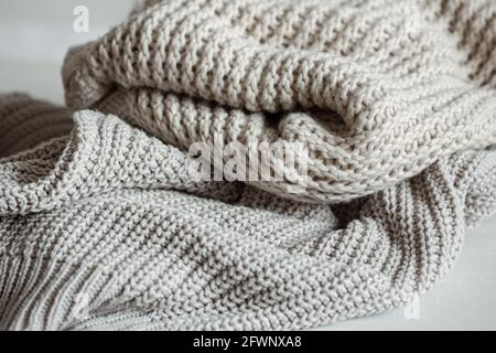 Nahaufnahme kuscheliger Strickartikel auf unscharfem Hintergrund. Stockfoto