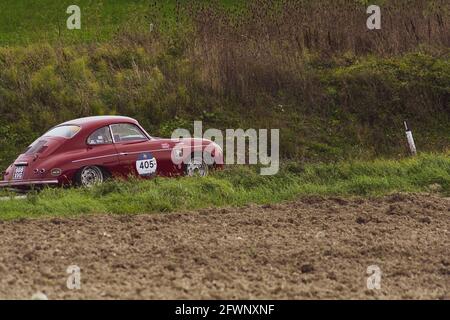 CAGLI, ITALIEN - 27. Okt 2020: CAGLI , ITALIEN - OTT 24 - 2020 : CAGLI , ITALIEN - OTT 24 - 2020 : PORSCHE 356 A CARRERA 1500 GS 1956 auf einem alten Rennwagen i Stockfoto