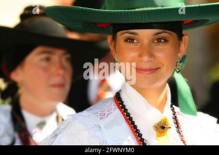 Schöne, reizvolle Frau mit Tracht und Dirndl in Gröden beim Trachtenfest und Trachtenumzug in den Dolomiten in Südtirol Italien Stockfoto