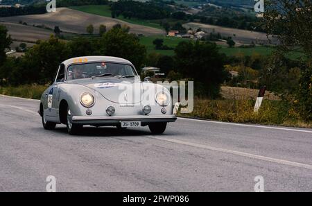 CAGLI, ITALIEN - 28. Okt 2020: CAGLI , ITALIEN - OTT 24 - 2020: CAGLI , ITALIEN - OTT 24 - 2020: AUSTIN HEALEY 100 6 1957 ein alter Rennwagen in der Rallye Mille M Stockfoto