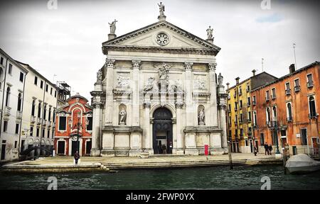 VENEDIG, ITALIEN - 09. Feb 2016: Gebäude entlang eines der wichtigsten Kanäle Venedigs in Italien an einem bewölkten Wintertag während des Karnevals. Mit Wasser gefüllte Kanäle mit bo Stockfoto