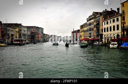 VENEDIG, ITALIEN - 09. Feb 2016: Gebäude entlang eines der wichtigsten Kanäle Venedigs in Italien an einem bewölkten Wintertag während des Karnevals. Mit Wasser gefüllte Kanäle mit bo Stockfoto