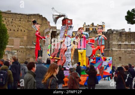 ROM, ITALIEN - 07. Feb 2016: Farbenfrohe Karnevalszüge werden an einem bewölkten Wintertag entlang einer großen Straße in der italienischen Hauptstadt Rom gefahren. P Stockfoto