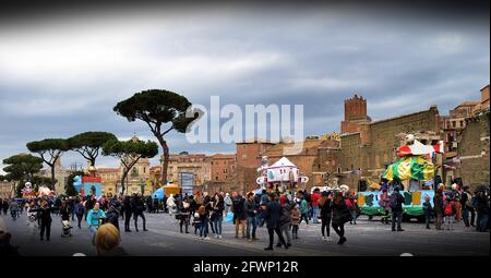 ROM, ITALIEN - 07. Feb 2016: Farbenfrohe Karnevalszüge werden an einem bewölkten Wintertag entlang einer großen Straße in der italienischen Hauptstadt Rom gefahren. P Stockfoto