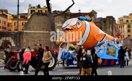 ROM, ITALIEN - 07. Feb 2016: Farbenfrohe Karnevalszüge werden an einem bewölkten Wintertag entlang einer großen Straße in der italienischen Hauptstadt Rom gefahren. P Stockfoto