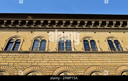 FLORENZ, ITALIEN - 06. Feb 2016: Fassade und Fenster des Renaissance Palazzo dei Medici in Florenz, Italien. Ein hervorragendes Beispiel für Renaissance A Stockfoto