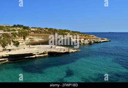 DELIMARA, MARSAXLOKK, MALTA - 15. Sep 2015: Die wunderschöne Bucht von Kalanka in Delimara, Marsaxlokk, an der Südküste Maltas. Ideal zum Schwimmen Stockfoto