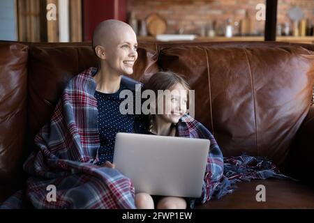 Glücklich krank haarlos Mutter und kleine Tochter Kind Stockfoto