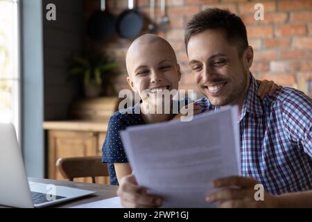 Glückliche Frau mit Krebs und Ehemann bekommen gute Nachrichten Stockfoto