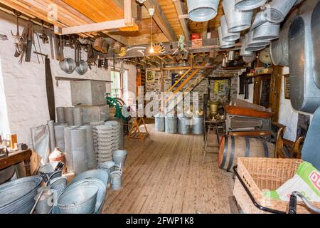 Der Eisenwarenlager in den Gwalia Stores aus dem Jahr 1880 im St. Fagans National Museum of Welsh History, Cardiff, Wales, Großbritannien Stockfoto