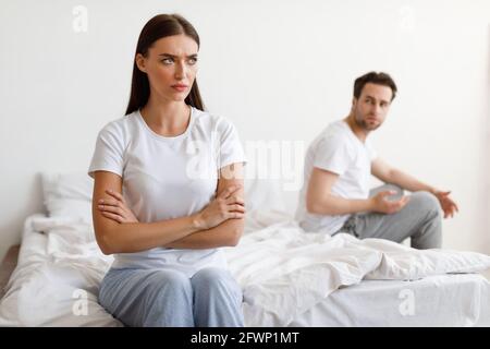 Beleidigte Frau Nach Konflikt Mit Ehemann Im Schlafzimmer Sitzen Stockfoto