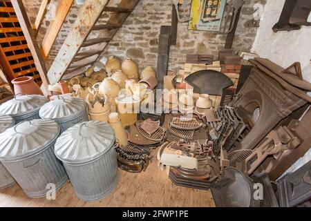 Der Eisenwarenlager in den Gwalia Stores aus dem Jahr 1880 im St. Fagans National Museum of Welsh History, Cardiff, Wales, Großbritannien Stockfoto