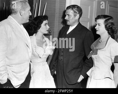 SPENCER TRACY ELIZABETH TAYLOR und JOAN BENNETT mit Set Visitor LAURENCE OLIVIER (In Kostüm für CARRIE 1952 Regisseur WILLIAM WYLER ) Am Set offen während der Dreharbeiten von FATHER's LITTLE DIVIDENDEN 1951 regisseur VINCENTE MINNELLI Metro Goldwyn Mayer Stockfoto