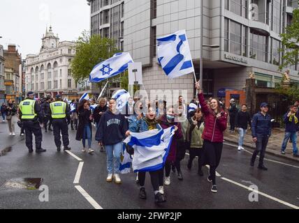 London, Großbritannien. Mai 2021. Kundgebung zur Solidarität mit Israel. Demonstranten versammelten sich in der Kensington High Street in der Nähe der israelischen Botschaft zur Unterstützung Israels. Stockfoto