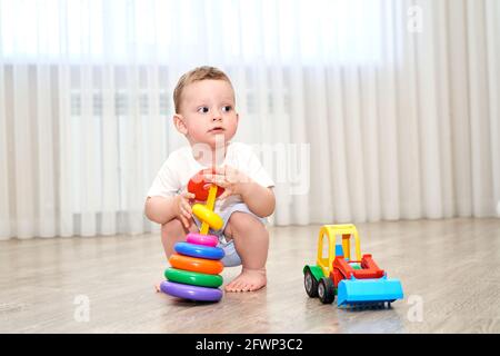 Ein kleines Kind mit blauen Augen spielt in der Spielzimmer Stockfoto