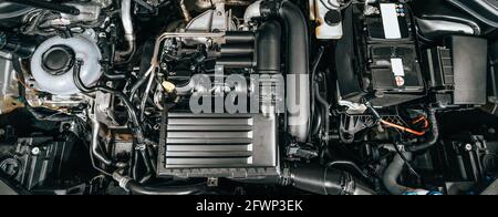 Draufsicht auf den umweltfreundlichen Motor oder Motor mit Turbolader, Hintergrund für lange Banner im Fahrzeug, Fahrzeug unter der Haube, Reparatur- und Wartungskonzept. Stockfoto