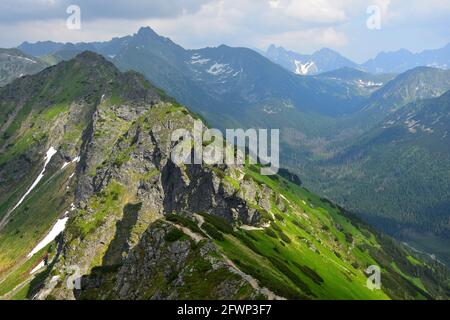 Der Weg vom Berg Kasprov führt entlang der polnisch-slowakischen Grenze. Hohe Tatra, Polen. Stockfoto