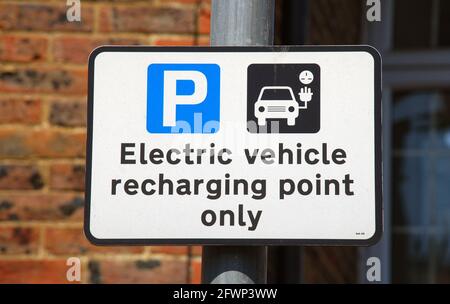 Am 26. April 2021 ein Schild mit einer Ladestation für Elektrofahrzeuge auf einem Parkplatz in Tenterden in Kent, England. Stockfoto