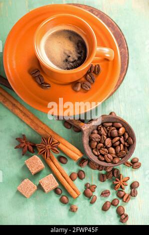 Weiße Tasse heißen Kaffee auf dem Holztisch Stockfoto