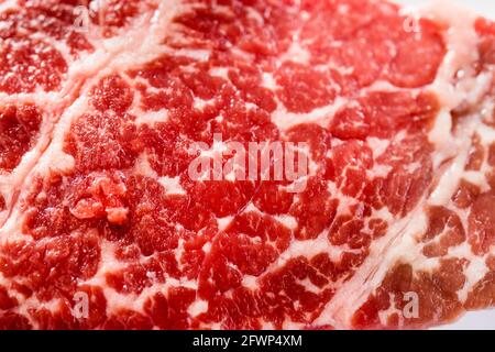 Feinstes umweltfreundliches Rindfleisch, reines Angus, Fleisch roh, Steak perfekt marmoriert und mit fetten Adern durchzogen Beste Fleischqualität für Feinschmecker Stockfoto