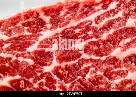 Feinstes umweltfreundliches Rindfleisch, reines Angus, Fleisch roh, Steak perfekt marmoriert und mit fetten Adern durchzogen Beste Fleischqualität für Feinschmecker Stockfoto