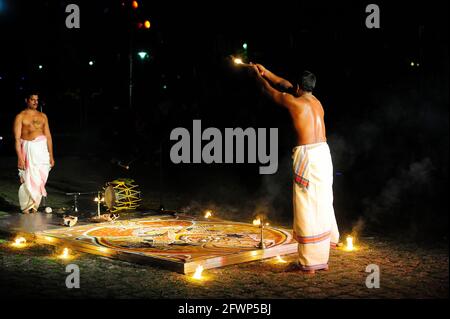 Mudijettu. Ritual-Theater des Kerala-Tempels, Mudijettu. Ritual Theater aus Kerala Tempel, die Geschichte der heldenhaften Taten von Bhadrakala - die Geschichte des Mordes an dem Dämon Darika (d‚rikavadham) Fruchtbarkeitskult Ritual, Kerala Ritual, Foto kazimierz jurewicz, MUDIJETTU ist wahrscheinlich eine der ältesten Theatertraditionen in Indien, Foto kazimierz Jurewicz Stockfoto