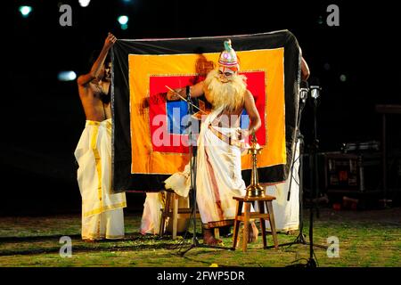 Mudijettu. Kerala Tempel rituelles Theater, Mudijettu. Rituelles Theater aus Kerala-Tempeln, die Geschichte der Heldentaten von Bhadrakala - die Geschichte des Mordes an dem Dämon Darika (d‚rikavadham) Fruchtbarkeitskult-Ritual,Kerala-Ritual, Foto kazimierz jurewicz, MUDIJETTU ist wahrscheinlich eine der ältesten Theatertraditionen Indiens,Foto Kazimierz Jurewicz Stockfoto