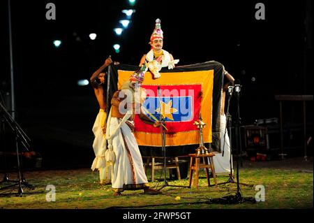 Mudijettu. Kerala Tempel rituelles Theater, Mudijettu. Rituelles Theater aus Kerala-Tempeln, die Geschichte der Heldentaten von Bhadrakala - die Geschichte des Mordes an dem Dämon Darika (d‚rikavadham) Fruchtbarkeitskult-Ritual,Kerala-Ritual, Foto kazimierz jurewicz, MUDIJETTU ist wahrscheinlich eine der ältesten Theatertraditionen in Indien Stockfoto