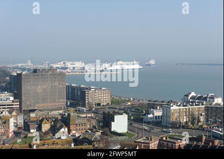 Ein Blick über Dover, mit dem Fährhafen im Hintergrund, fotografiert von den Western Heights of Dover. Dover, Großbritannien. 8 März 2011 Stockfoto