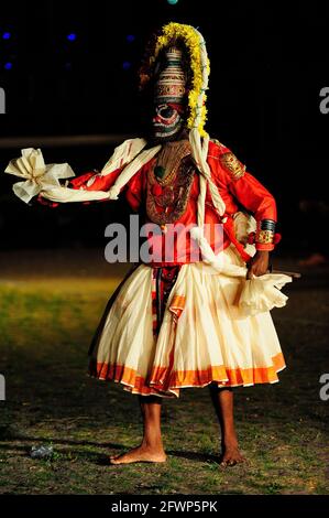 Mudijettu. Ritual-Theater des Kerala-Tempels, Mudijettu. Ritual Theater aus Kerala Tempel, die Geschichte der heldenhaften Taten von Bhadrakala - die Geschichte des Mordes an dem Dämon Darika (d‚rikavadham) Fruchtbarkeitskult Ritual, Kerala Ritual, Foto kazimierz jurewicz, MUDIJETTU ist wahrscheinlich eine der ältesten Theatertraditionen in Indien, Foto kazimierz Jurewicz Stockfoto