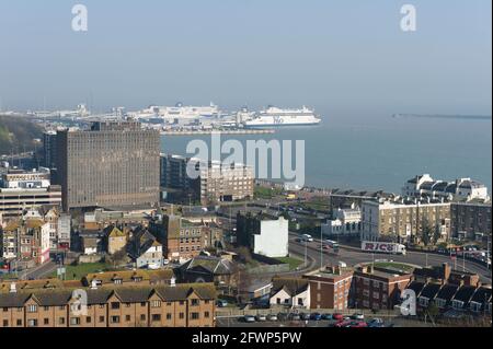 Ein Blick über Dover, mit dem Fährhafen im Hintergrund, fotografiert von den Western Heights of Dover. Dover, Großbritannien. 8 März 2011 Stockfoto