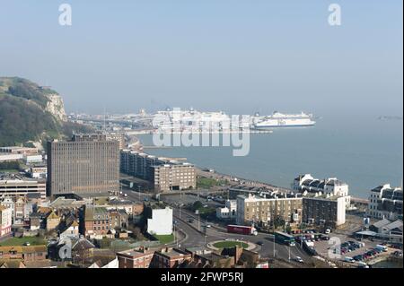 Ein Blick über Dover, mit dem Fährhafen im Hintergrund, fotografiert von den Western Heights of Dover. Dover, Großbritannien. 8 März 2011 Stockfoto