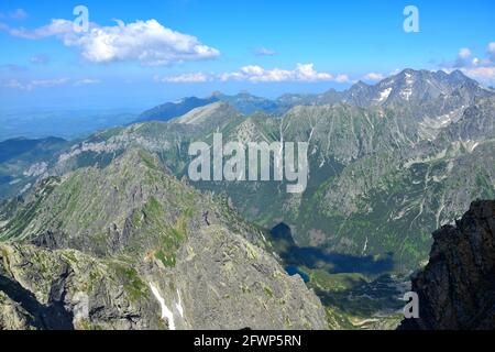 Fantastische Aussicht vom Gipfel des Berges Rysy, einem der höchsten Berge der Hohen Tatra. Slowakei, Polen. Stockfoto