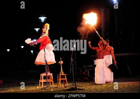 Mudijettu. Ritual-Theater des Kerala-Tempels, Mudijettu. Ritual Theater aus Kerala Tempel, die Geschichte der heldenhaften Taten von Bhadrakala - die Geschichte des Mordes an dem Dämon Darika (d‚rikavadham) Fruchtbarkeitskult Ritual, Kerala Ritual, Foto kazimierz jurewicz, MUDIJETTU ist wahrscheinlich eine der ältesten Theatertraditionen in Indien, Foto kazimierz Jurewicz Stockfoto