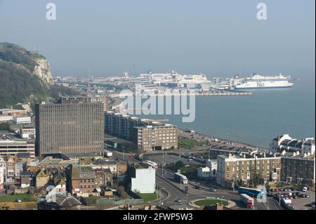 Ein Blick über Dover, mit dem Fährhafen im Hintergrund, fotografiert von den Western Heights of Dover. Dover, Großbritannien. 8 März 2011 Stockfoto