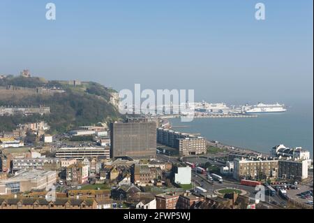 Ein Blick über Dover, mit dem Fährhafen im Hintergrund, fotografiert von den Western Heights of Dover. Dover, Großbritannien. 8 März 2011 Stockfoto