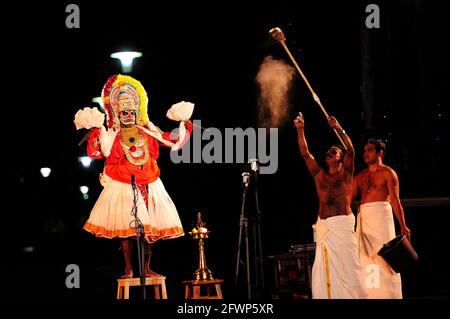 Mudijettu. Ritual-Theater des Kerala-Tempels, Mudijettu. Ritual Theater aus Kerala Tempel, die Geschichte der heldenhaften Taten von Bhadrakala - die Geschichte des Mordes an dem Dämon Darika (d‚rikavadham) Fruchtbarkeitskult Ritual, Kerala Ritual, Foto kazimierz jurewicz, MUDIJETTU ist wahrscheinlich eine der ältesten Theatertraditionen in Indien, Foto kazimierz Jurewicz Stockfoto