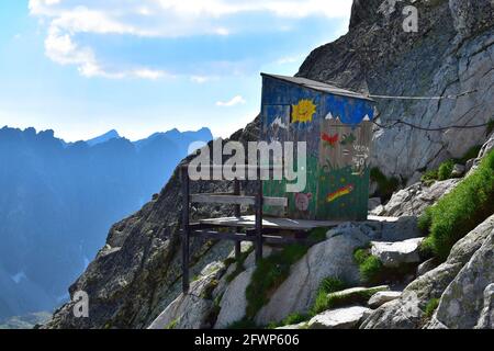 Eine Outdoor-Toilette mit Bergblick in den Bergen der Hohen Tatra, in der Nähe der Berghütte Chata pod Rysmi, auf dem Weg zum Berg Rysy. Slowakei, Stockfoto