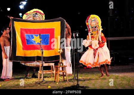 Mudijettu. Kerala Tempel rituelles Theater, Mudijettu. Rituelles Theater aus Kerala-Tempeln, die Geschichte der Heldentaten von Bhadrakala - die Geschichte des Mordes an dem Dämon Darika (d‚rikavadham) Fruchtbarkeitskult-Ritual,Kerala-Ritual, Foto kazimierz jurewicz, MUDIJETTU ist wahrscheinlich eine der ältesten Theatertraditionen Indiens,Foto Kazimierz Jurewicz Stockfoto