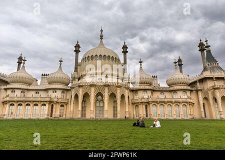 Brighton Royal Pavilion, Außenansicht eines historischen Wahrzeichen-Gebäudes mit dunklem Gewitterwolkenhimmel über dem Gebäude, Brighton, East Sussex, England, Großbritannien Stockfoto