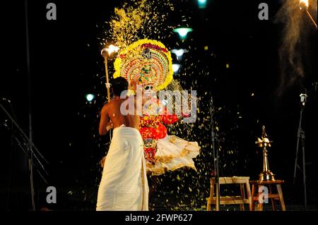 Mudijettu. Kerala Tempel rituelles Theater, Mudijettu. Rituelles Theater aus Kerala-Tempeln, die Geschichte der Heldentaten von Bhadrakala - die Geschichte des Mordes an dem Dämon Darika (d‚rikavadham) Fruchtbarkeitskult-Ritual,Kerala-Ritual, Foto kazimierz jurewicz, MUDIJETTU ist wahrscheinlich eine der ältesten Theatertraditionen Indiens,Foto Kazimierz Jurewicz Stockfoto