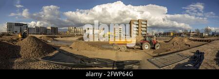 ZUTPHEN, NIEDERLANDE - 20. Apr 2021: Panoramablick auf die Baustelle von Kade Zuid des neuen Noorderhaven-Viertels in der niederländischen Stadt Zutphen agai Stockfoto