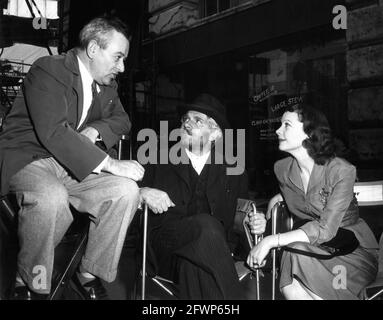 Regisseur WILLIAM WYLER und LAURENCE OLIVIER mit Set Visitor VIVIEN LEIGH am Set offen während der Dreharbeiten zum REGISSEUR CARRIE 1952 WILLIAM WYLER aus dem Roman Sister Carrie von Theodore Dreiser Drehbuch Ruth und Augustus Goetz Musik David Raksin Kostümdesign Edith Head Paramount Pictures Stockfoto