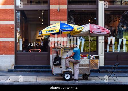 New York City, USA - 25. Juni 2018: Hot Dog Cart in Soho Area. Mobiler Fast-Food-Stand in New York City Stockfoto