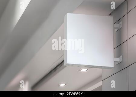 Weiße Schildermockup-Schablone, an der Fassade eines Geschäfts oder einer Bank. Stockfoto