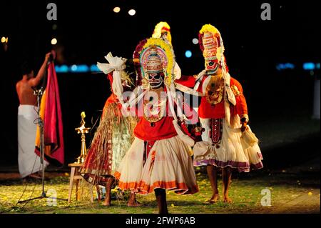 Mudijettu. Ritual-Theater des Kerala-Tempels, Mudijettu. Ritual Theater aus Kerala Tempel, die Geschichte der heldenhaften Taten von Bhadrakala - die Geschichte des Mordes an dem Dämon Darika (d‚rikavadham) Fruchtbarkeitskult Ritual, Kerala Ritual, Foto kazimierz jurewicz, MUDIJETTU ist wahrscheinlich eine der ältesten Theatertraditionen in Indien, Foto kazimierz Jurewicz Stockfoto