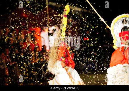 Mudijettu. Ritual-Theater des Kerala-Tempels, Mudijettu. Ritual Theater aus Kerala Tempel, die Geschichte der heldenhaften Taten von Bhadrakala - die Geschichte des Mordes an dem Dämon Darika (d‚rikavadham) Fruchtbarkeitskult Ritual, Kerala Ritual, Foto kazimierz jurewicz, MUDIJETTU ist wahrscheinlich eine der ältesten Theatertraditionen in Indien, Foto kazimierz Jurewicz Stockfoto