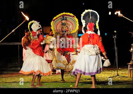 Mudijettu. Ritual-Theater des Kerala-Tempels, Mudijettu. Ritual Theater aus Kerala Tempel, die Geschichte der heldenhaften Taten von Bhadrakala - die Geschichte des Mordes an dem Dämon Darika (d‚rikavadham) Fruchtbarkeitskult Ritual, Kerala Ritual, Foto kazimierz jurewicz, MUDIJETTU ist wahrscheinlich eine der ältesten Theatertraditionen in Indien, Foto kazimierz Jurewicz Stockfoto